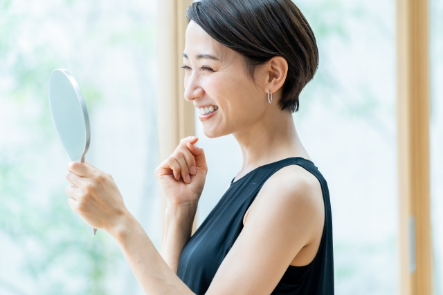 鏡を見る女性